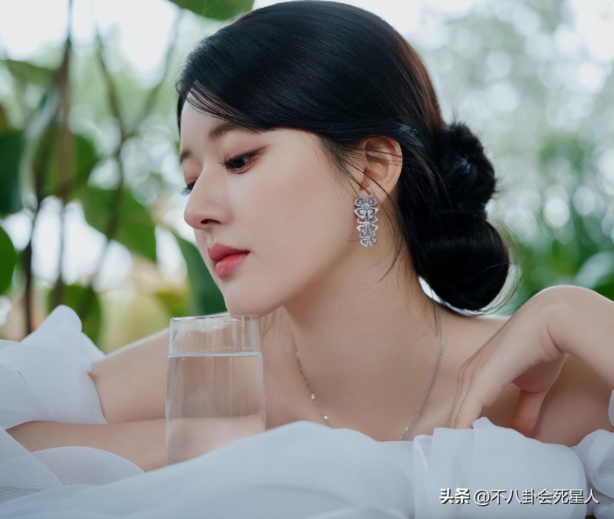 赵露思精修照引争议，粉丝集体督促减肥，让她不要活在美颜里