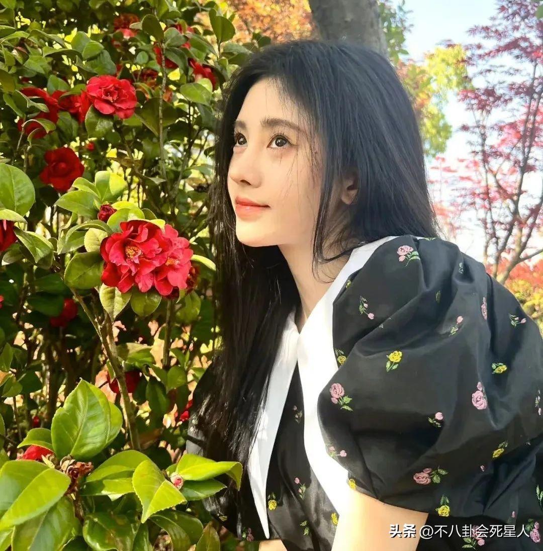 赵露思精修照引争议，粉丝集体督促减肥，让她不要活在美颜里