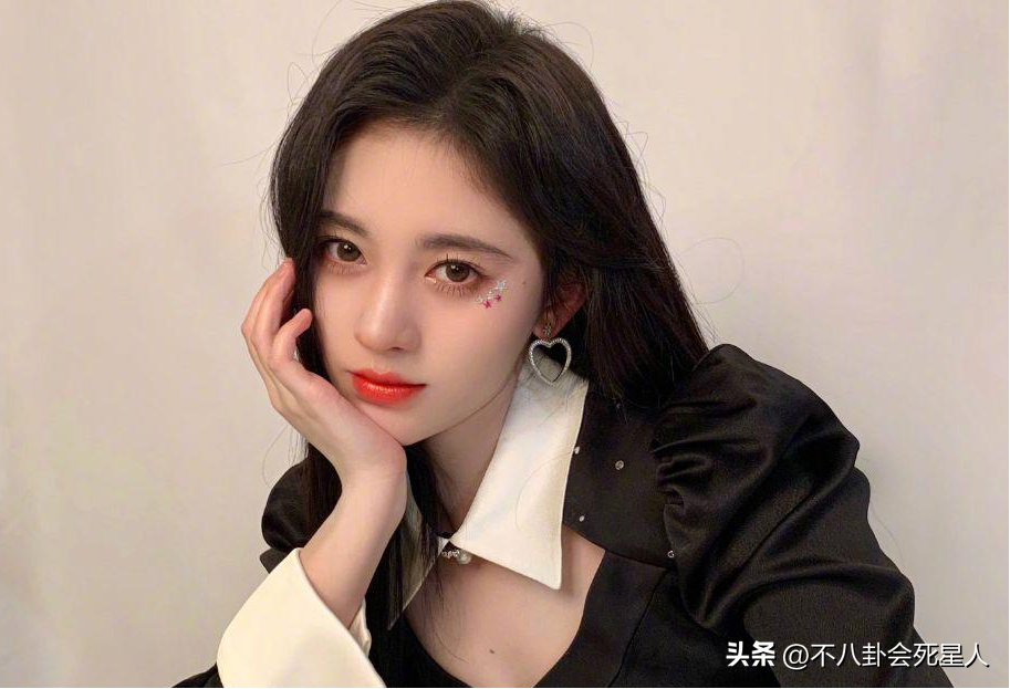赵露思精修照引争议，粉丝集体督促减肥，让她不要活在美颜里