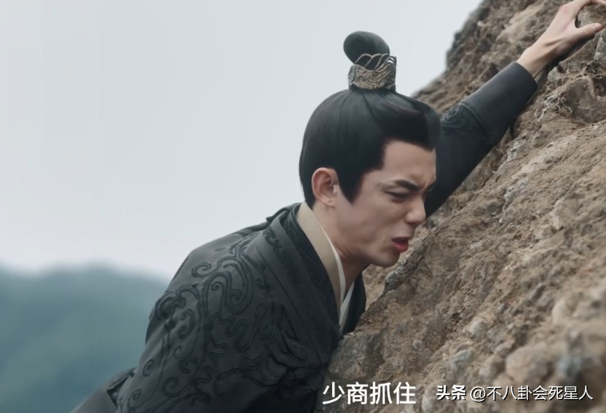 赵露思精修照引争议，粉丝集体督促减肥，让她不要活在美颜里