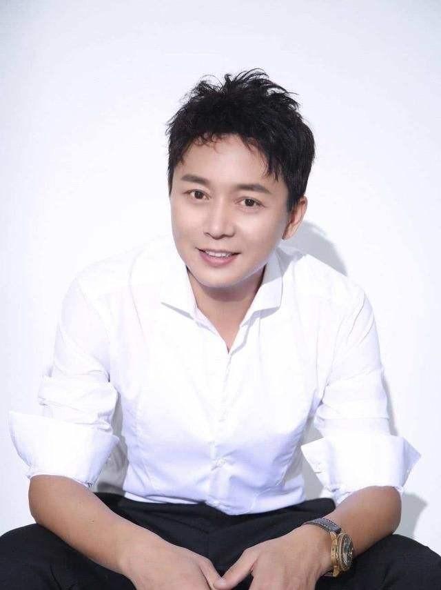 有过一段婚姻的演员刘奕君，带着儿子再婚，二婚终获幸福