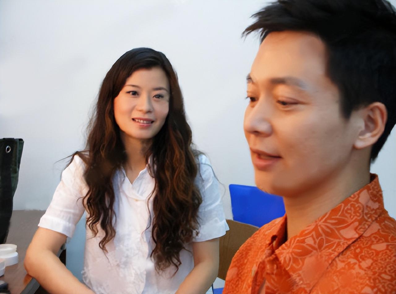 有过一段婚姻的演员刘奕君，带着儿子再婚，二婚终获幸福