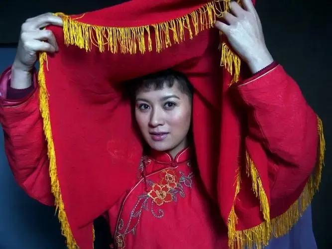 结三次婚，35岁带娃的史兰芽，如今被宠成少女！