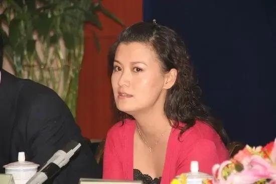 结三次婚，35岁带娃的史兰芽，如今被宠成少女！