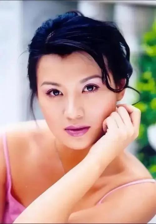 结三次婚，35岁带娃的史兰芽，如今被宠成少女！