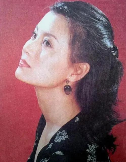 结三次婚，35岁带娃的史兰芽，如今被宠成少女！