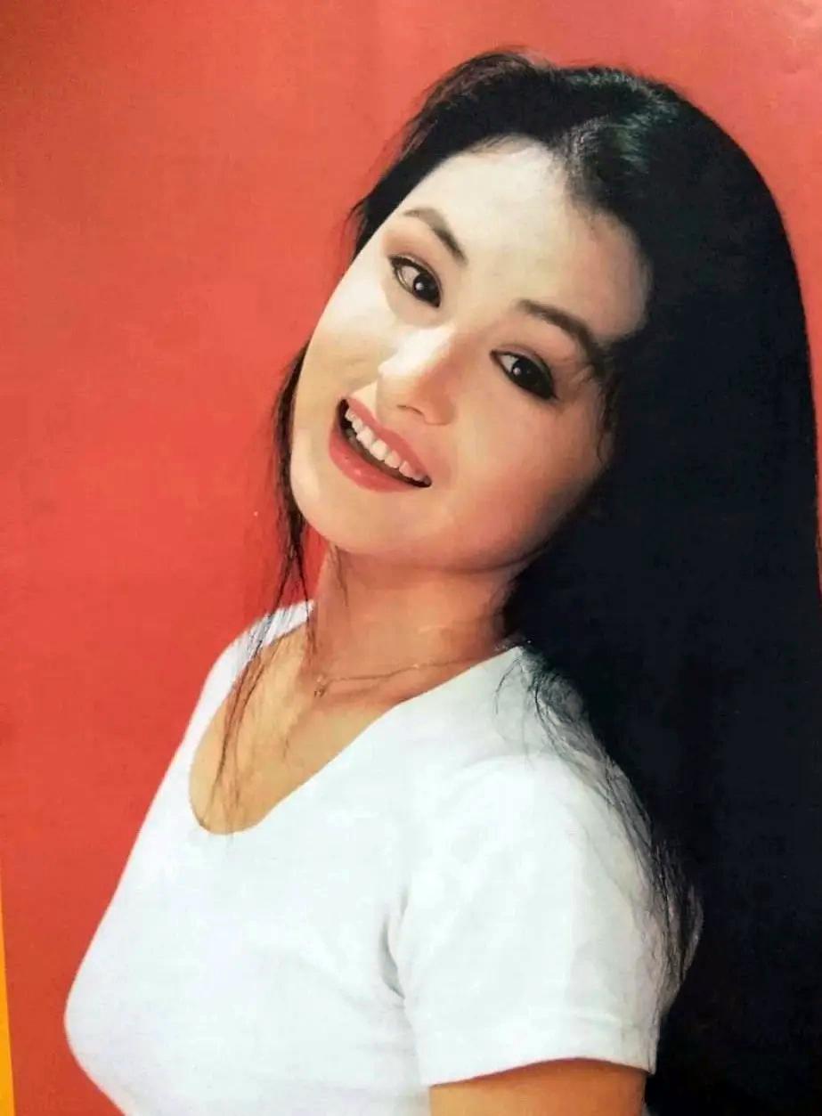 于月仙简介个人简历： 苦命的于月仙，长得漂亮却被父亲嫌弃，34岁才走红，50岁突然离世