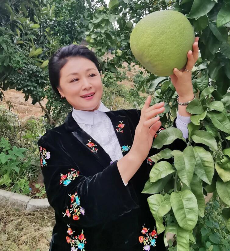 于月仙简介个人简历： 苦命的于月仙，长得漂亮却被父亲嫌弃，34岁才走红，50岁突然离世