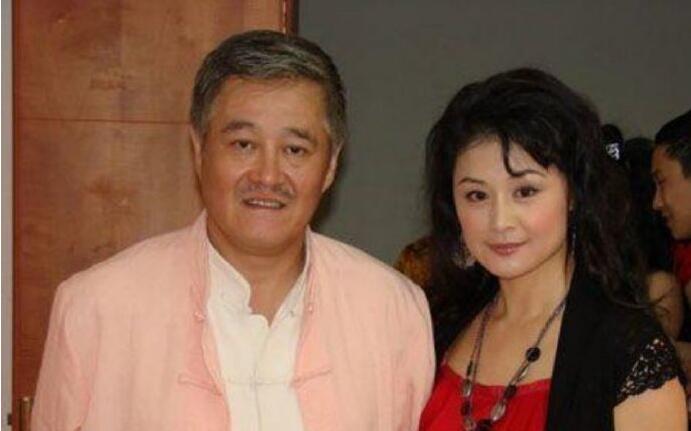 于月仙简介个人简历： 苦命的于月仙，长得漂亮却被父亲嫌弃，34岁才走红，50岁突然离世