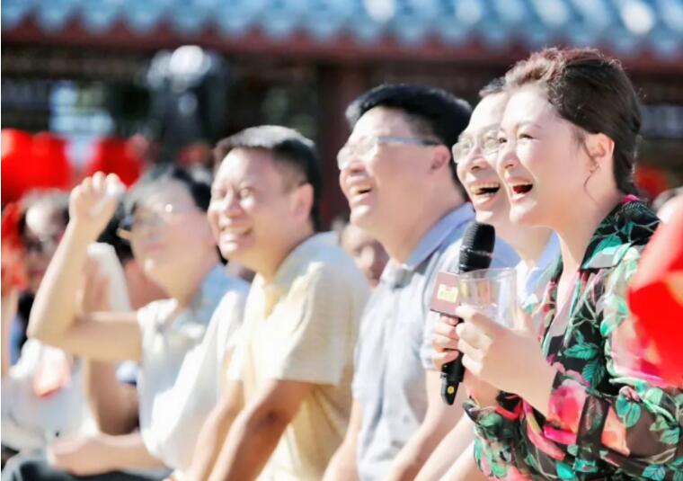 于月仙简介个人简历： 苦命的于月仙，长得漂亮却被父亲嫌弃，34岁才走红，50岁突然离世
