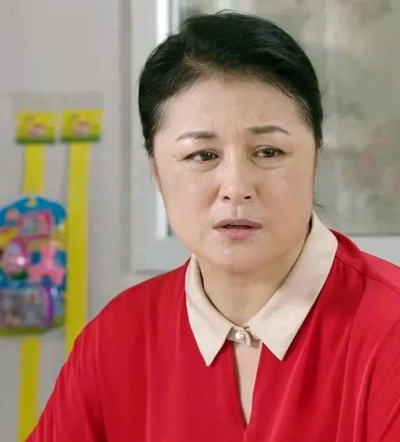于月仙简介个人简历： 苦命的于月仙，长得漂亮却被父亲嫌弃，34岁才走红，50岁突然离世