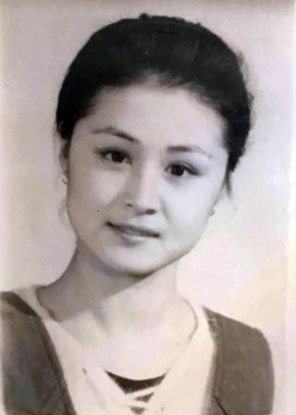 于月仙简介个人简历： 苦命的于月仙，长得漂亮却被父亲嫌弃，34岁才走红，50岁突然离世