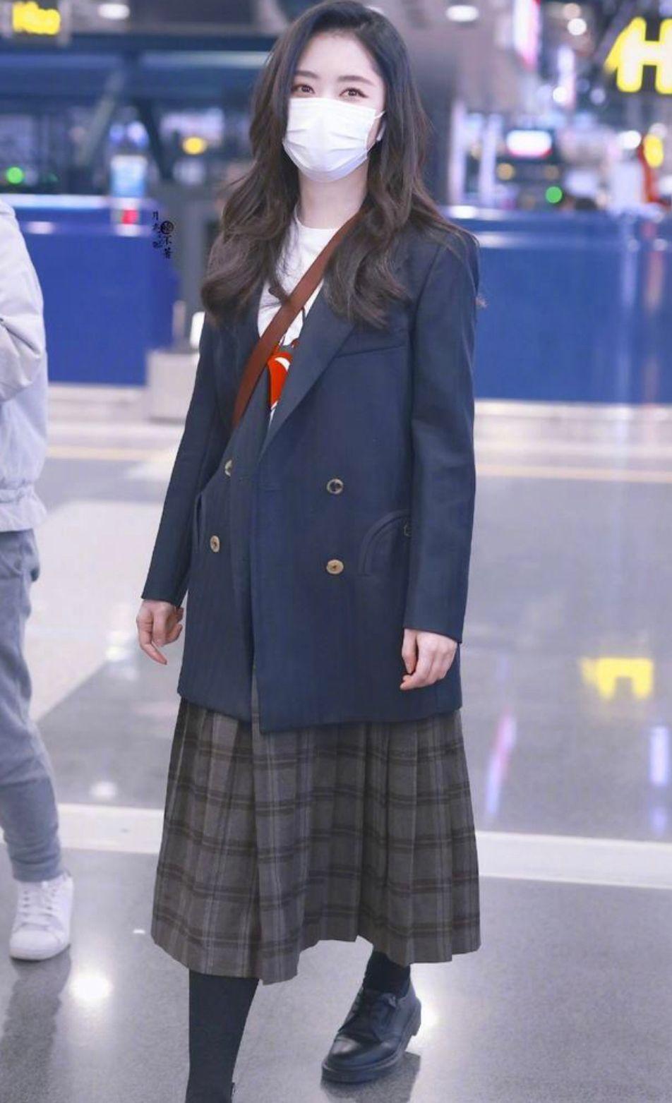 谭松韵的“少女感”绝了！穿搭向学生党看齐，32岁还能演高中生