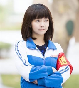 ​谭松韵的“少女感”绝了！穿搭向学生党看齐，32岁还能演高中生