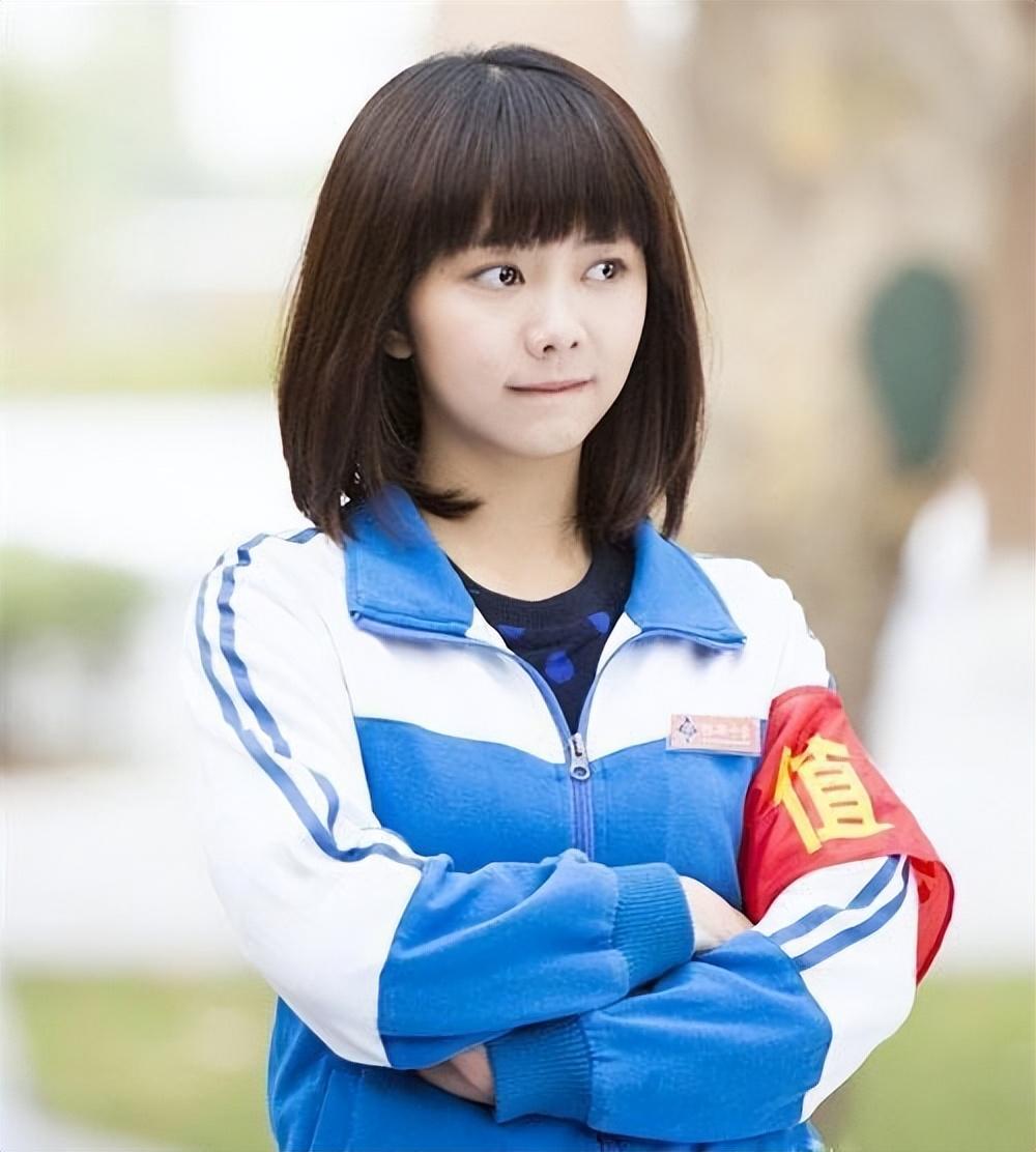 谭松韵的“少女感”绝了！穿搭向学生党看齐，32岁还能演高中生