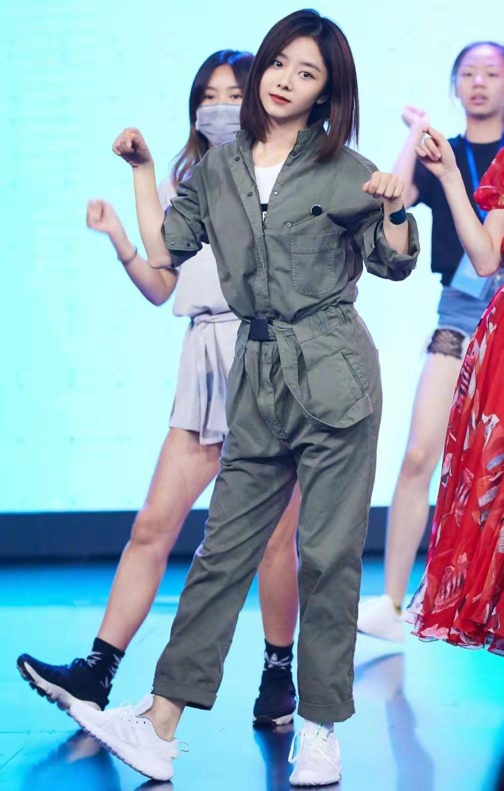 谭松韵的“少女感”绝了！穿搭向学生党看齐，32岁还能演高中生
