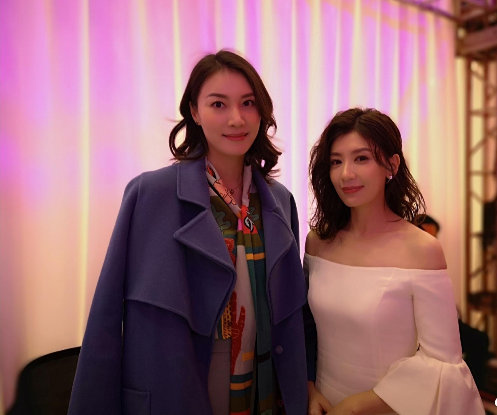 谢杏芳当了老板气场强，和林丹穿情侣装走机场，林丹推行李变跟班