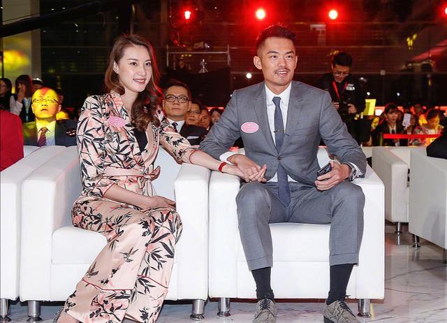 谢杏芳当了老板气场强，和林丹穿情侣装走机场，林丹推行李变跟班