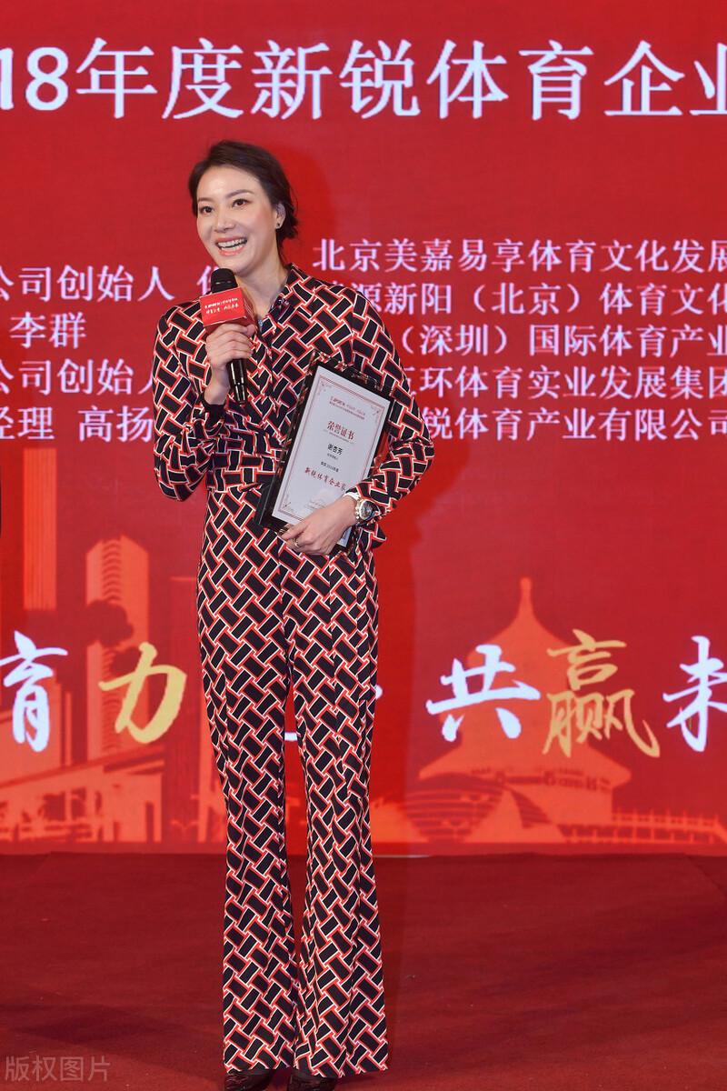谢杏芳当了老板气场强，和林丹穿情侣装走机场，林丹推行李变跟班