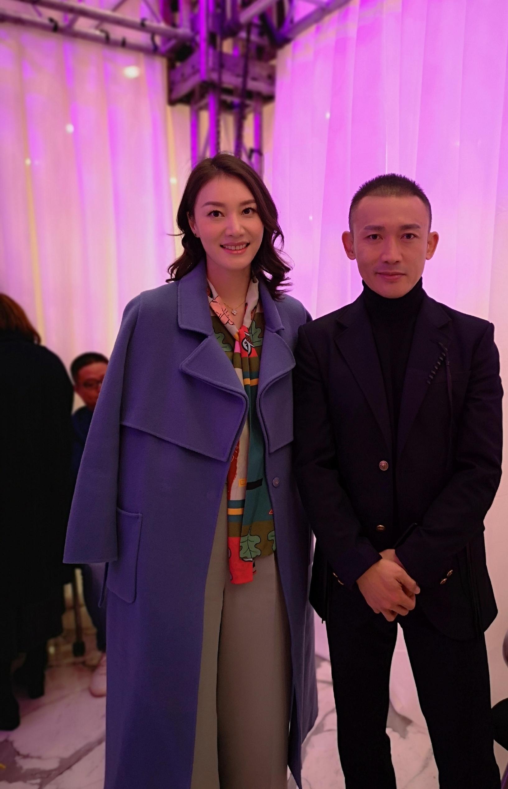 谢杏芳当了老板气场强，和林丹穿情侣装走机场，林丹推行李变跟班
