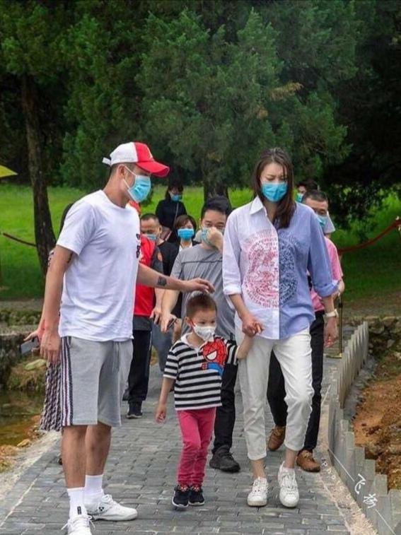 谢杏芳当了老板气场强，和林丹穿情侣装走机场，林丹推行李变跟班