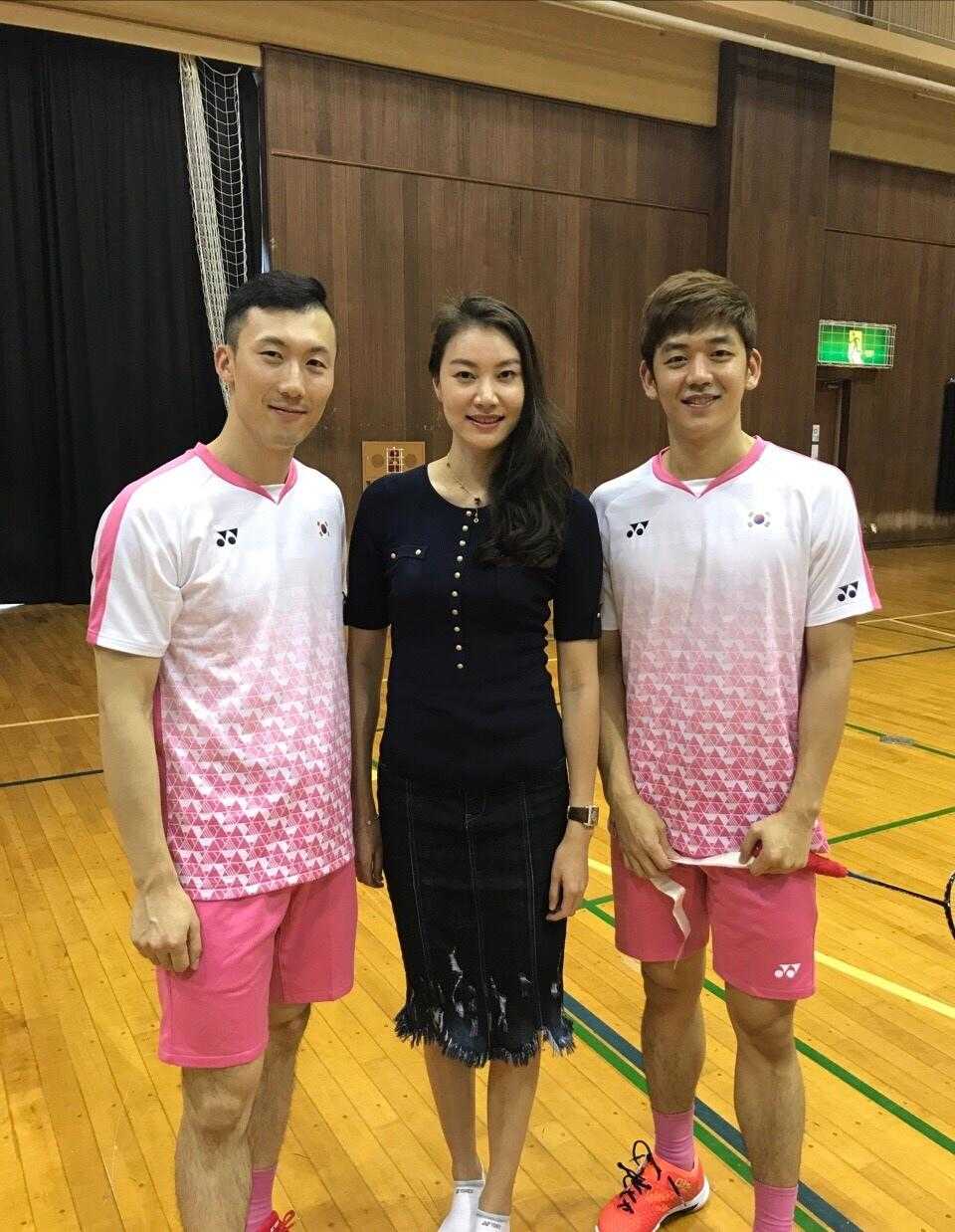 谢杏芳当了老板气场强，和林丹穿情侣装走机场，林丹推行李变跟班