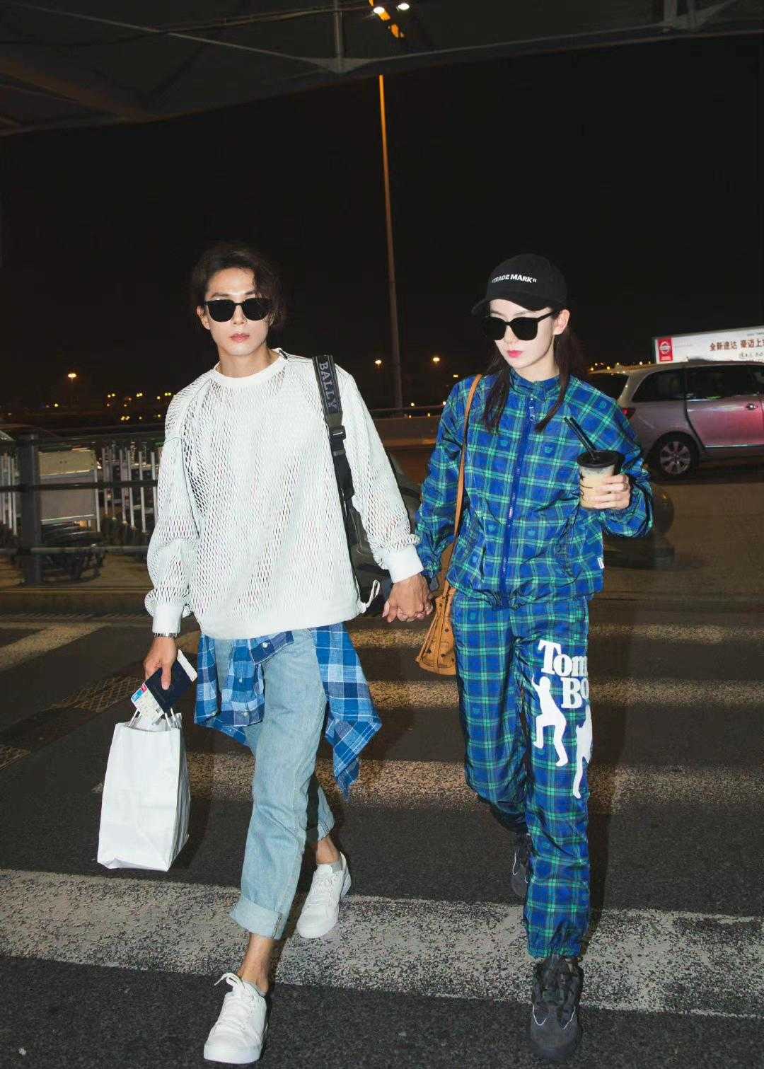 戚薇、李承铉真是“神仙夫妻”，两人穿黑白配走机场，大秀恩爱