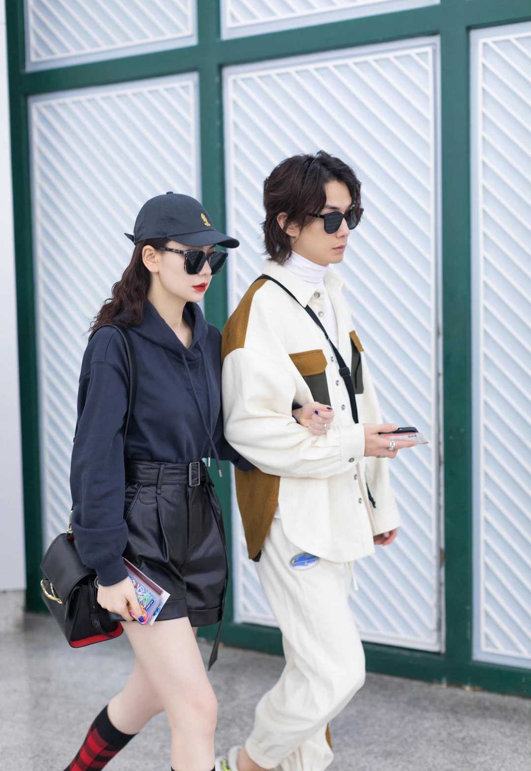 戚薇、李承铉真是“神仙夫妻”，两人穿黑白配走机场，大秀恩爱
