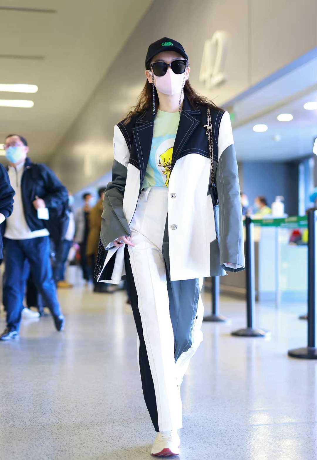 戚薇、李承铉真是“神仙夫妻”，两人穿黑白配走机场，大秀恩爱