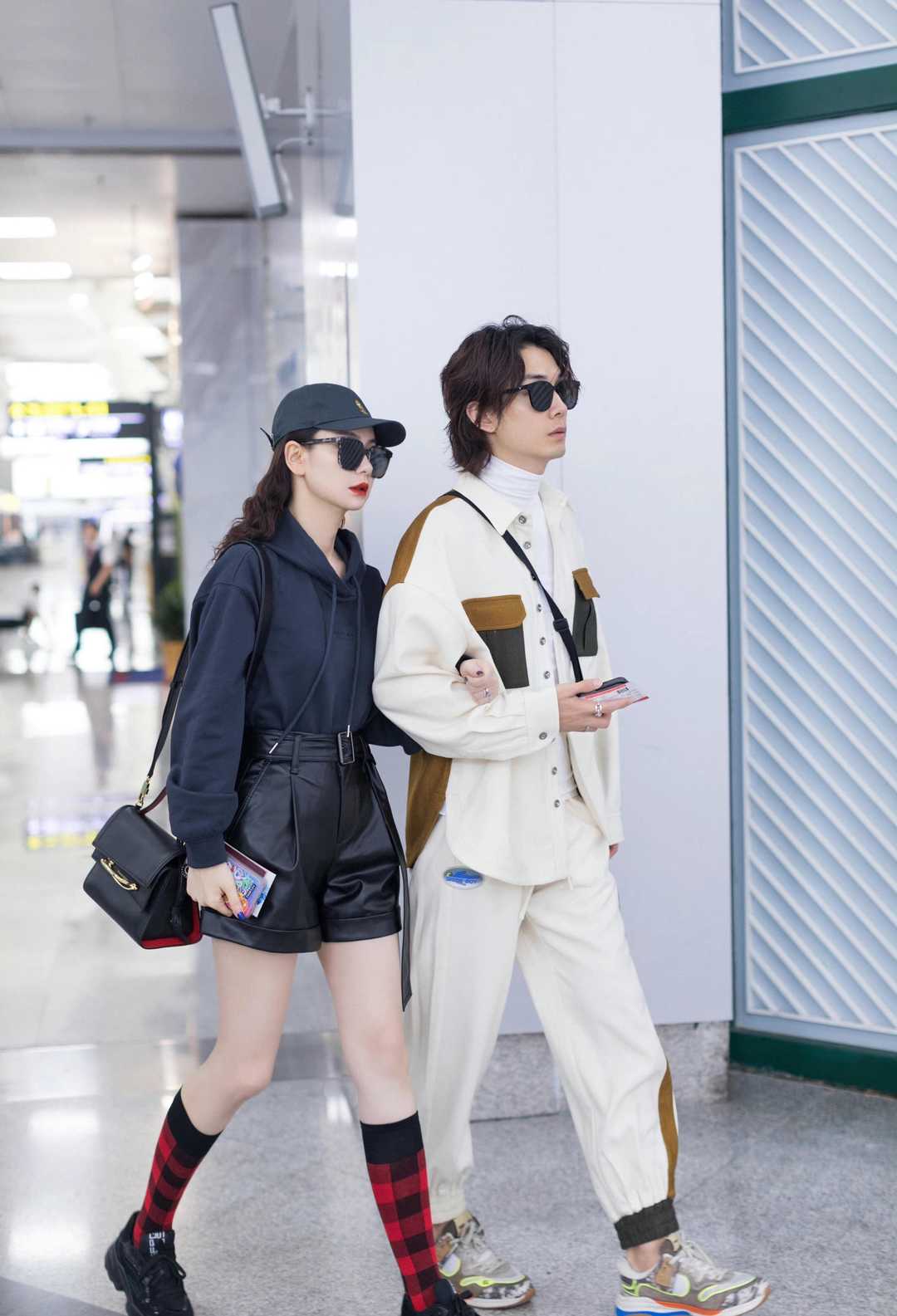 戚薇、李承铉真是“神仙夫妻”，两人穿黑白配走机场，大秀恩爱