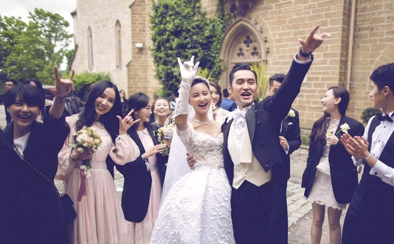 袁弘夫妇合体拍写真，张歆艺呈现望夫眼，两人亲吻打闹互动好甜