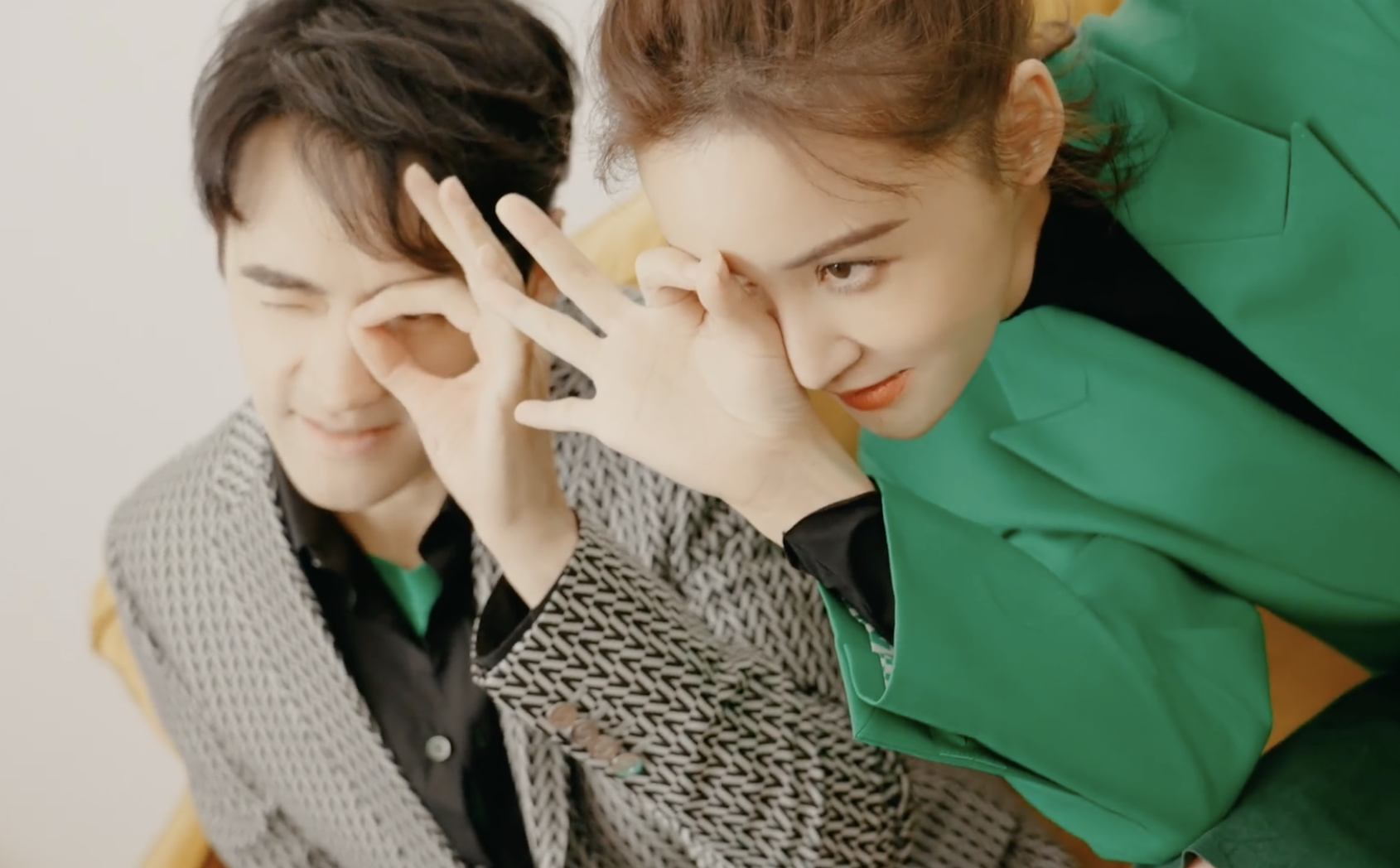 袁弘夫妇合体拍写真，张歆艺呈现望夫眼，两人亲吻打闹互动好甜