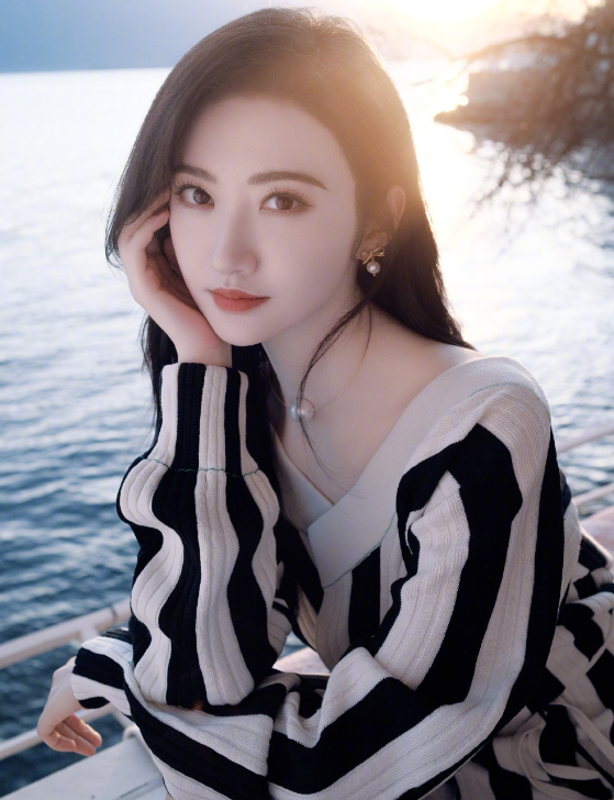 景甜10年前旧照曝光，比现在还漂亮，她真不是靠整容吃饭的女星