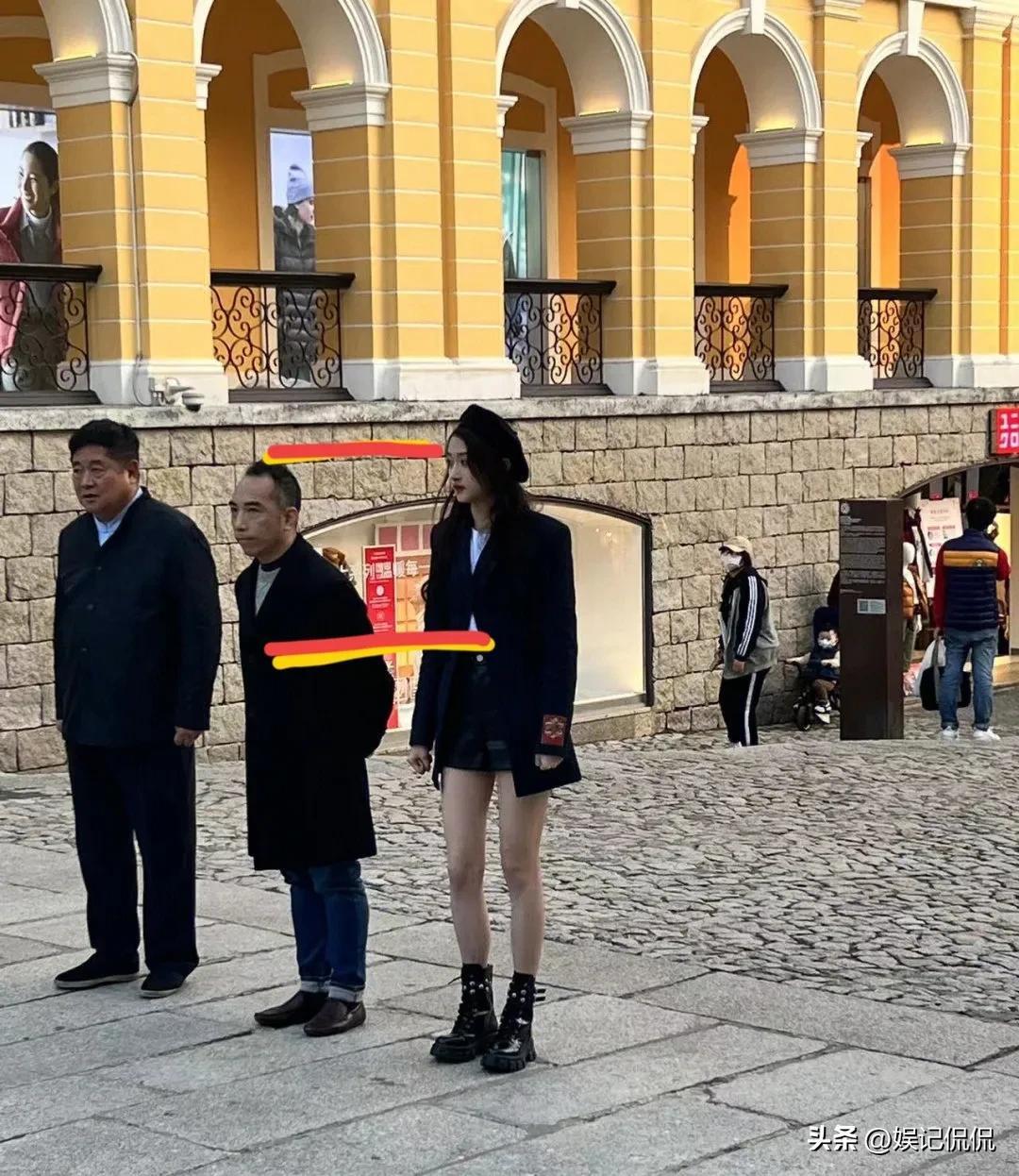 关晓彤澳门活动被偶遇，戴贝雷帽造型惊艳，闭口不提鹿晗出轨风波