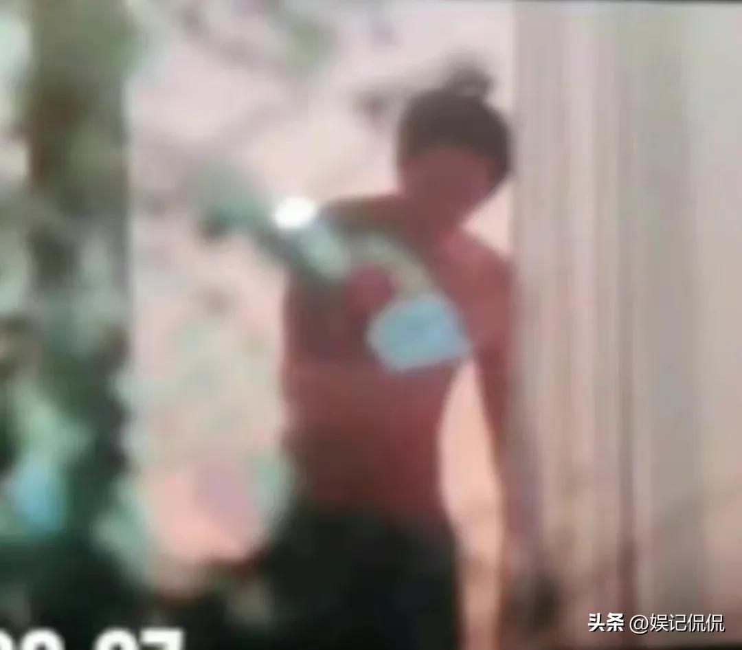 关晓彤澳门活动被偶遇，戴贝雷帽造型惊艳，闭口不提鹿晗出轨风波