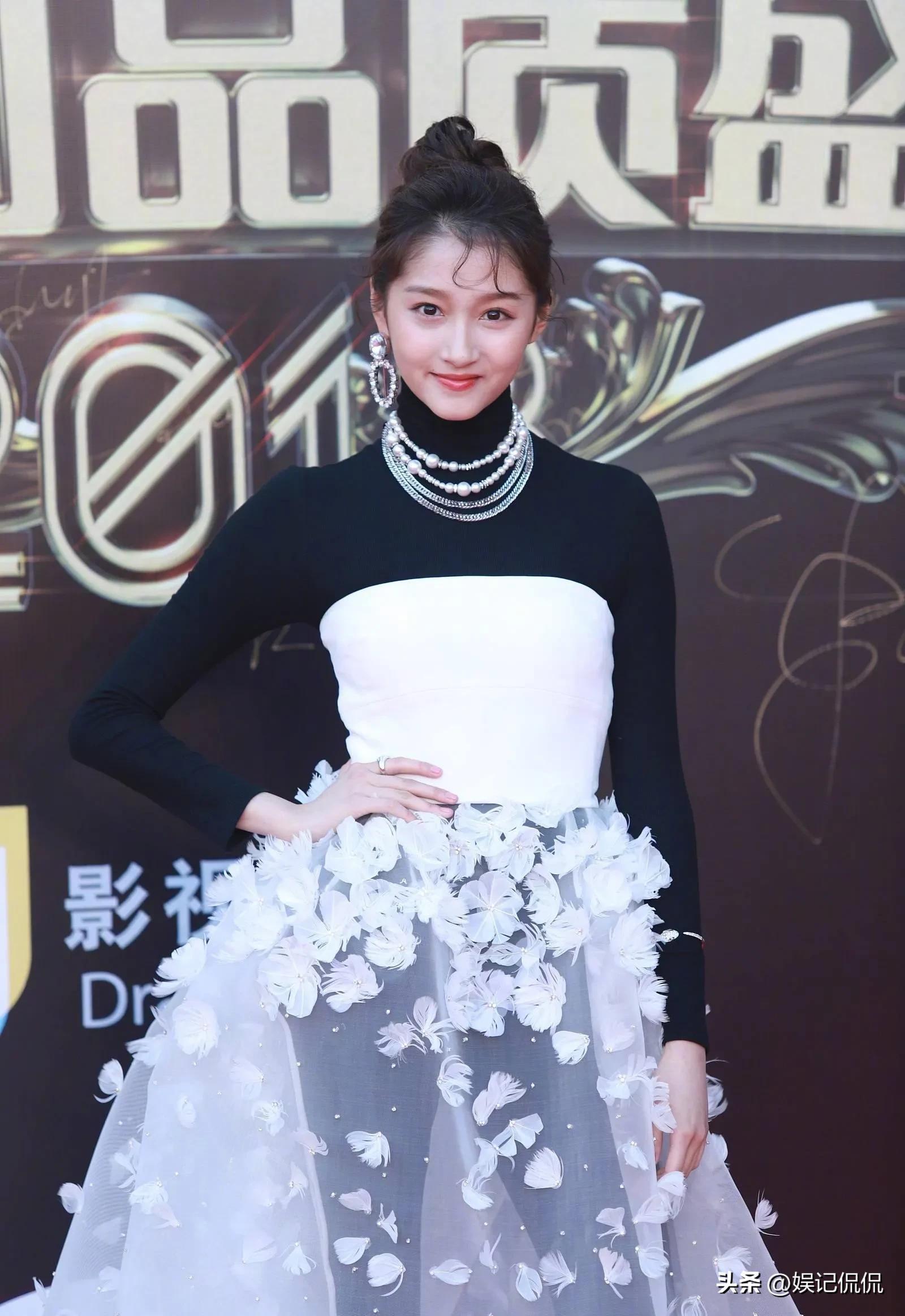 关晓彤澳门活动被偶遇，戴贝雷帽造型惊艳，闭口不提鹿晗出轨风波