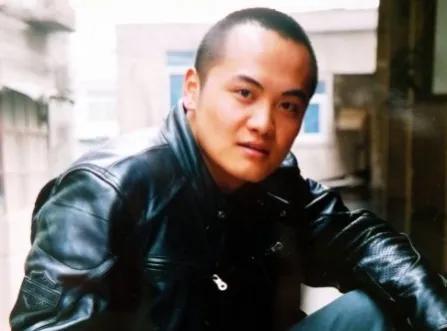演员姬他:从画家到演员，被表哥张嘉译11部戏捧红，如今咋样了？