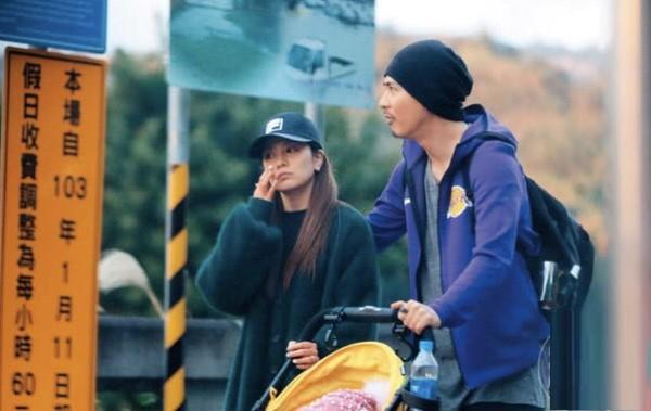 周渝民一家三口首同框，仔仔左手推BB车，右手搂妻超温馨