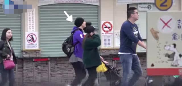周渝民一家三口首同框，仔仔左手推BB车，右手搂妻超温馨