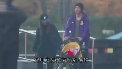 周渝民一家三口首同框，仔仔左手推BB车，右手搂妻超温馨