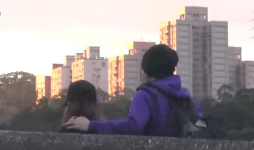 周渝民一家三口首同框，仔仔左手推BB车，右手搂妻超温馨