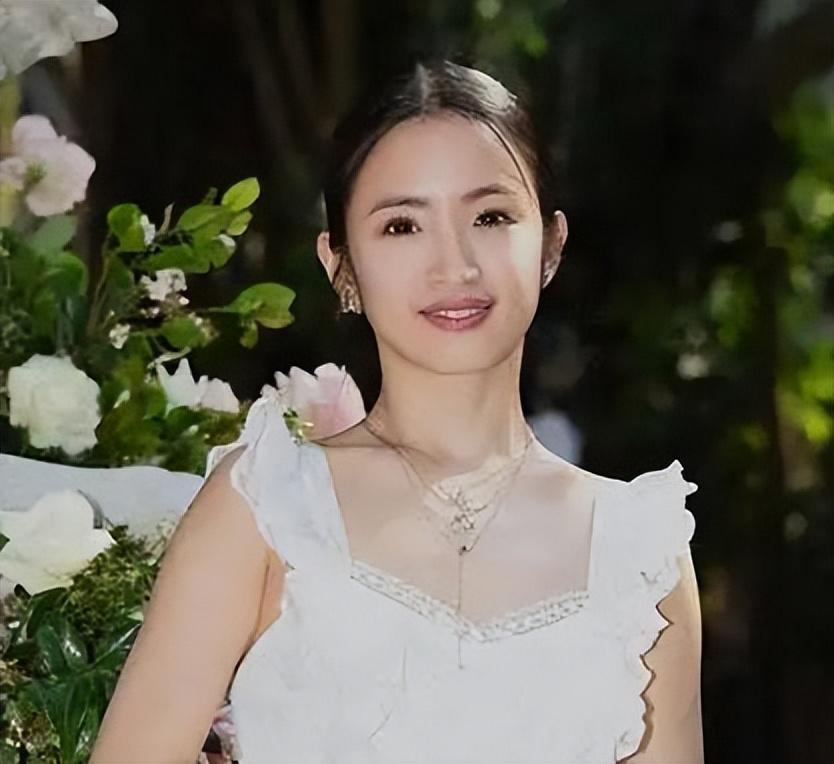 林依晨深夜晒照分享看剧心得，女儿小小林罕露面，长相引网友热议
