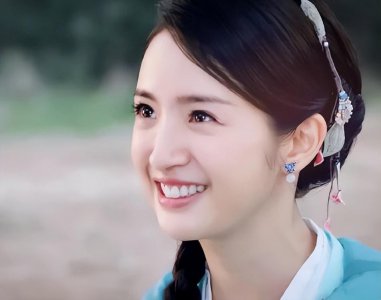 ​林依晨深夜晒照分享看剧心得，女儿小小林罕露面，长相引网友热议