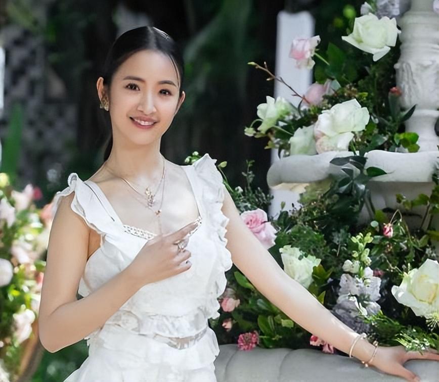 林依晨深夜晒照分享看剧心得，女儿小小林罕露面，长相引网友热议