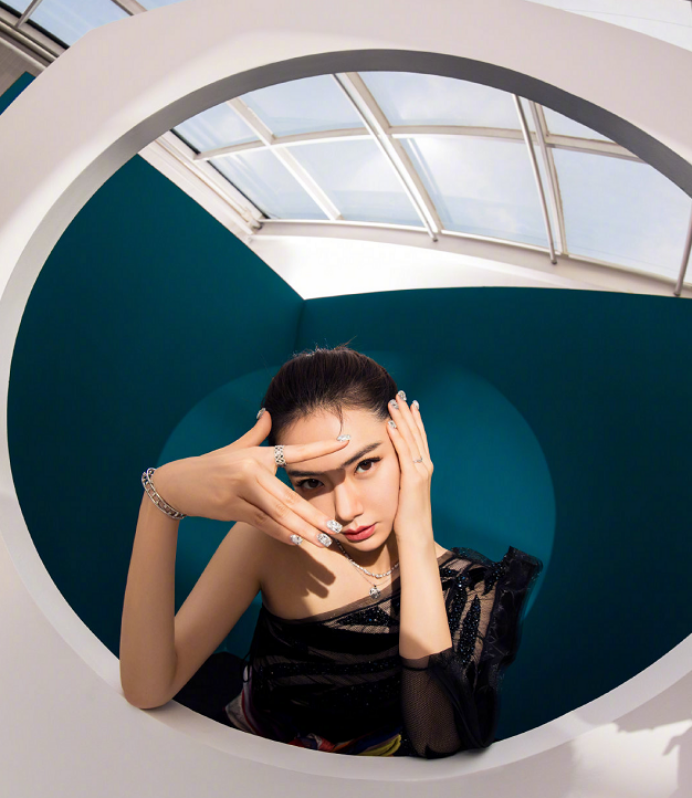 戚薇难怪被称为“戚哥”，耍起帅来连老公都是手下败将