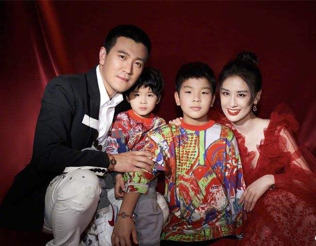 杨子搂黄圣依猛亲秀恩爱！自嘲亲了一嘴粉底，女方劈叉大秀一字马