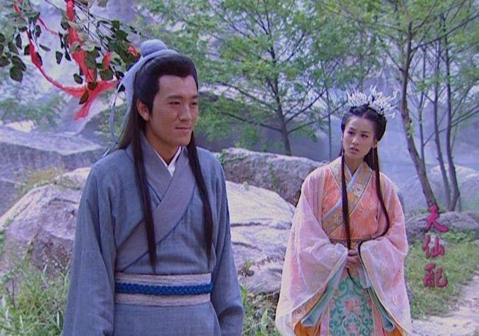 杨子搂黄圣依猛亲秀恩爱！自嘲亲了一嘴粉底，女方劈叉大秀一字马