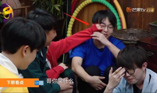 彭昱畅被黄磊惹哭，张子枫的举动暴露了二人的关系
