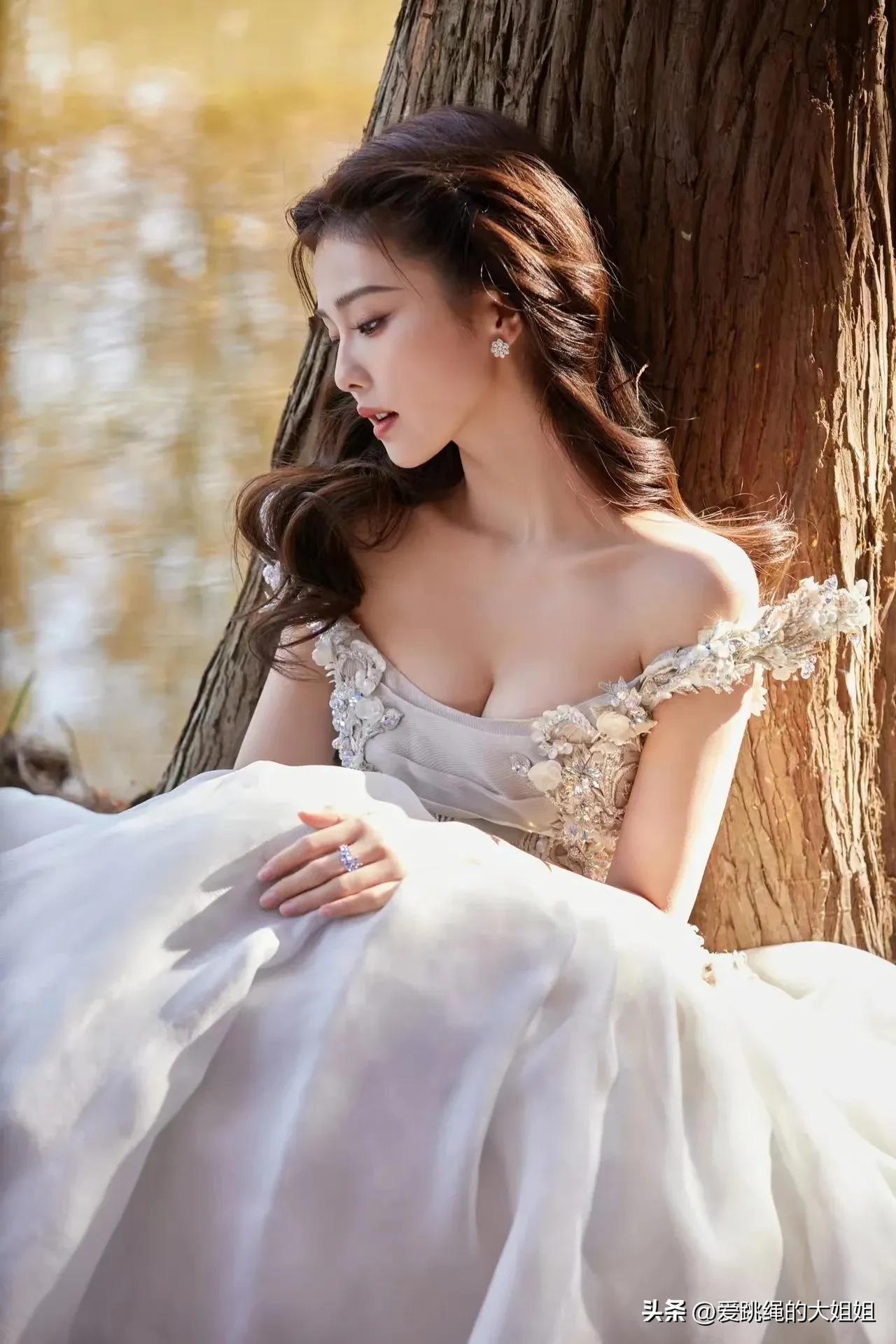 仙气飘飘的白鹿，性感美丽