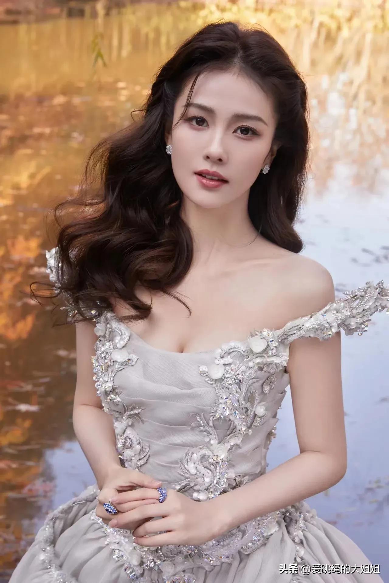 仙气飘飘的白鹿，性感美丽